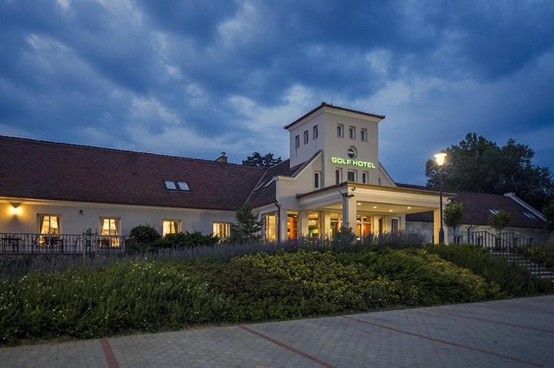 Old Lake Golf Hotel Tata Exteriör bild